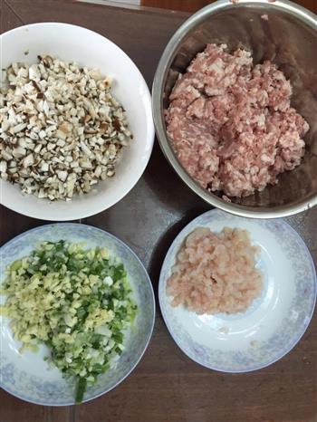 猪肉鲜虾香菇馄饨的做法步骤1