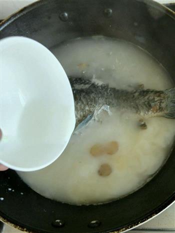 牛奶鲫鱼汤的做法图解4