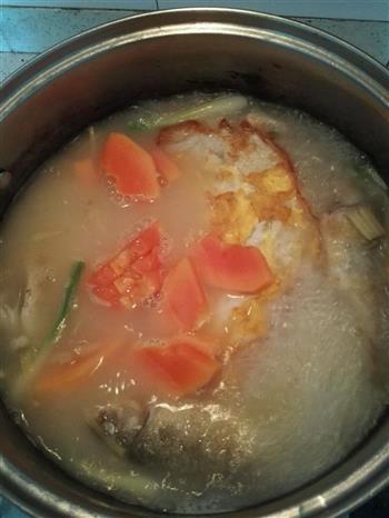 发奶圣品-木瓜鲫鱼汤的做法步骤7