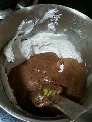巧克力戚风蛋糕的做法步骤6