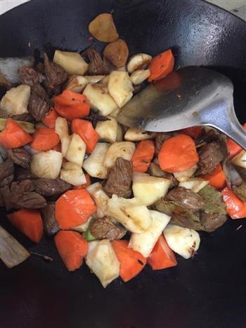 胡萝卜土豆炖牛肉的做法图解5