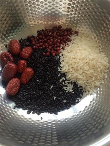 黑米红枣粥的做法步骤1