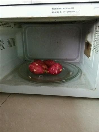 微波炉烤红薯的做法步骤2