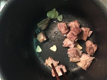 排骨土豆炖豆角的做法步骤3