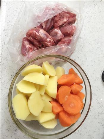 胡萝卜土豆炖排骨的做法步骤1