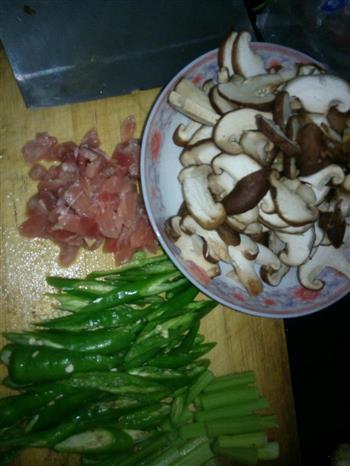 简单易学的鲜香菇炒肉的做法步骤1