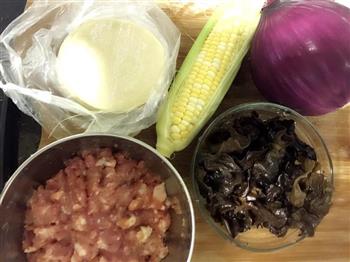 紫洋葱、木耳、玉米猪肉煎饺的做法图解1