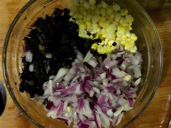 紫洋葱、木耳、玉米猪肉煎饺的做法图解2
