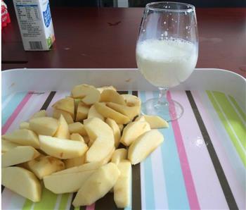 排毒佳饮-苹果牛奶汁的做法步骤2