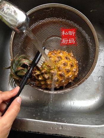 虾仁豆丁菠萝饭的做法步骤1