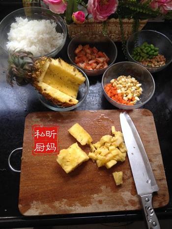 虾仁豆丁菠萝饭的做法步骤2