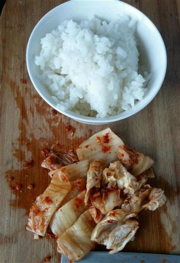辣白菜炒饭-剩米饭的好去处的做法图解1
