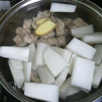 白萝卜玉米排骨汤的做法步骤3