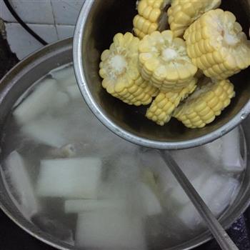 白萝卜玉米排骨汤的做法步骤4