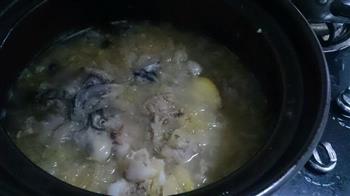 酸菜排骨炖海蛎子的做法步骤2
