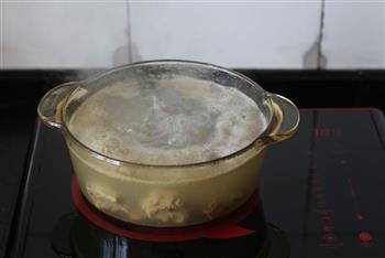 靓汤润秋燥-玉米排骨汤的做法图解2