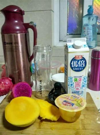 芒果火龙果奶昔的做法步骤1