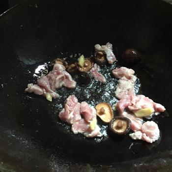 香菇肉片西兰花的做法步骤5