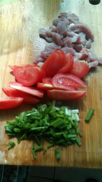 十分美味的西红柿炒面的做法步骤1