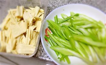 减肥餐-凉拌芹菜腐竹的做法步骤1
