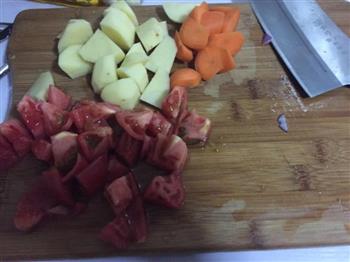 西红柿土豆胡萝卜炖牛肉的做法图解1