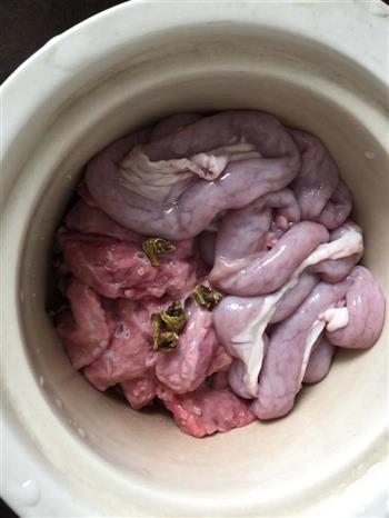 霍斛青橄榄炖花生猪肺粉肠汤的做法图解3