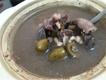 霍斛青橄榄炖花生猪肺粉肠汤的做法图解4