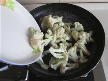 豆豉腊肉煸花菜的做法步骤2