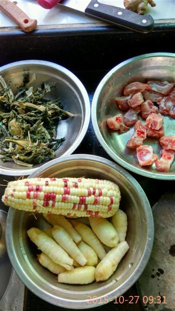 快速玉米菜干排骨汤的做法步骤1