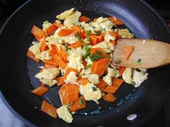 胡萝卜炒鸡蛋的做法步骤8