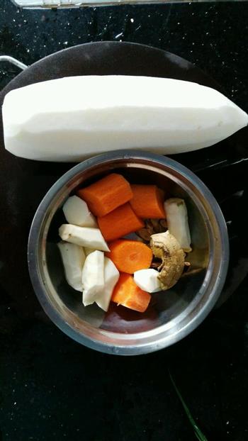 白萝卜炖羊肉汤的做法步骤1