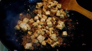 老干妈肉末烧豆腐的做法步骤11