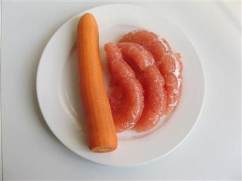 红柚胡萝卜汁的做法图解1