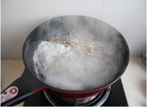 能打动心灵的食物-茶树菇红烧肉的做法步骤1