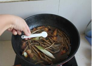能打动心灵的食物-茶树菇红烧肉的做法步骤10