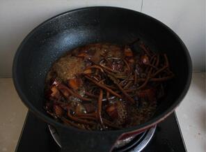 能打动心灵的食物-茶树菇红烧肉的做法步骤11