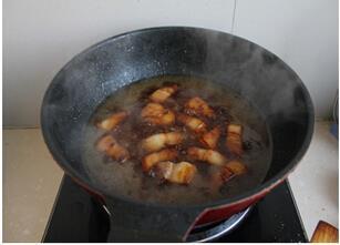 能打动心灵的食物-茶树菇红烧肉的做法步骤5
