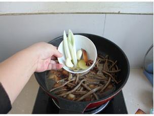 能打动心灵的食物-茶树菇红烧肉的做法步骤7