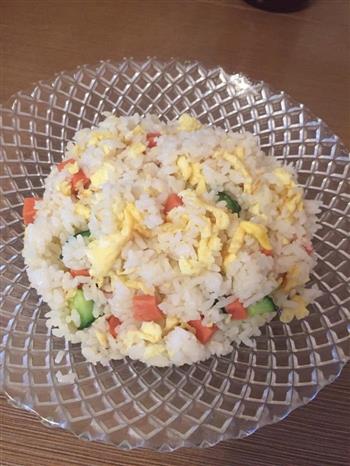 黄瓜火腿蛋炒饭的做法步骤1