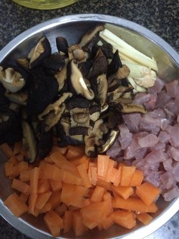香菇皮蛋瘦肉粥的做法步骤1