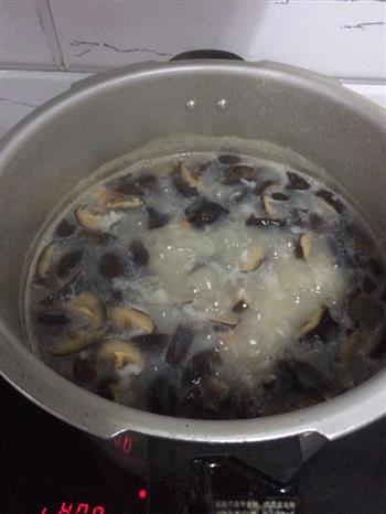 香菇皮蛋瘦肉粥的做法步骤3