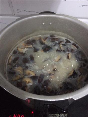 香菇皮蛋瘦肉粥的做法步骤4