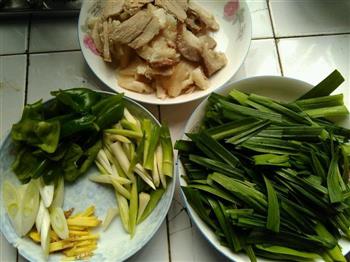 川菜经典-蒜苗回锅肉的做法步骤2