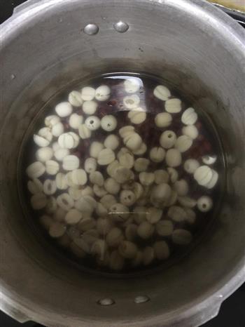 五谷杂粮莲子百合红豆黑米粥的做法图解2