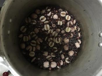 五谷杂粮莲子百合红豆黑米粥的做法图解3