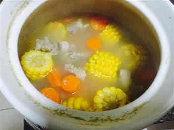 胡萝卜玉米排骨汤的做法步骤3