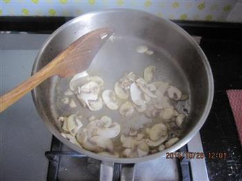 奶油蘑菇浓汤-经典法式汤，非常顺滑香浓的做法步骤3