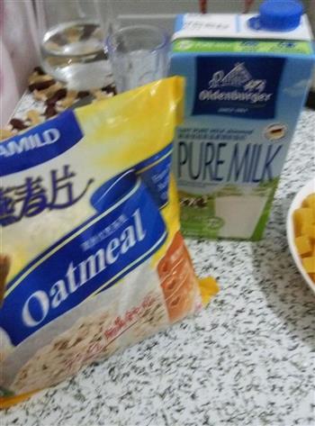 水果牛奶燕麦粥的做法步骤1