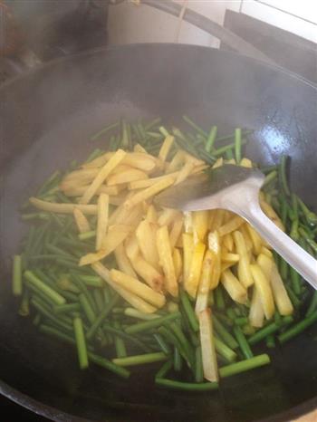 炸土豆条炒蒜苔的做法步骤9