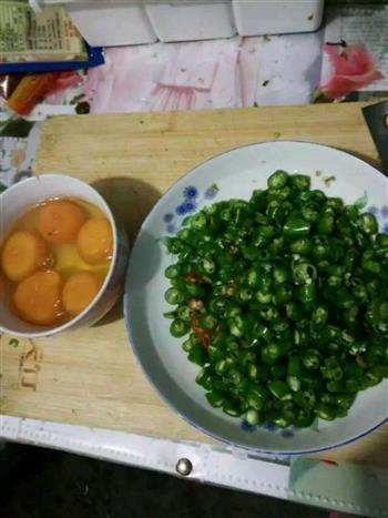 辣椒炒鸡蛋的做法步骤1